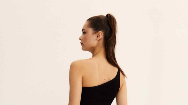 Stradivarius es la marca que ha sacado entre las prendas de su nueva colección el vestido negro ideal para las noches de verano
