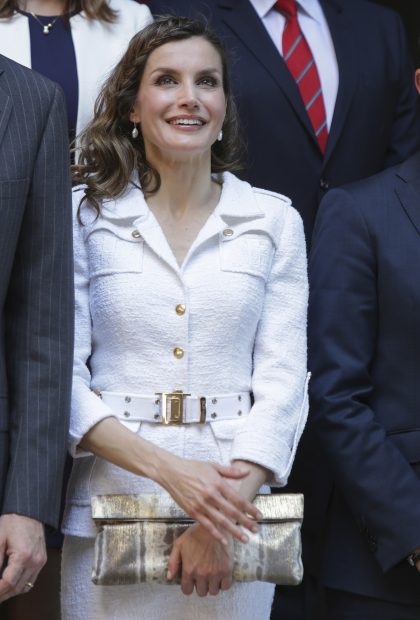 La Reina Letizia luciendo un bolso de estampado de piel de serpiente en Tenerife. / Gtres