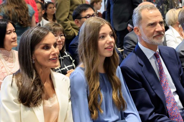 Los Reyes junto a la Infanta Sofía en la graduación de la Princesa Leonor / Gtres