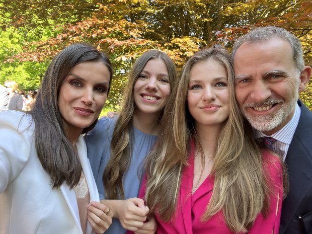 La Familia Real española en un selfie en el UWC Atlantic College de Gales / Gtres