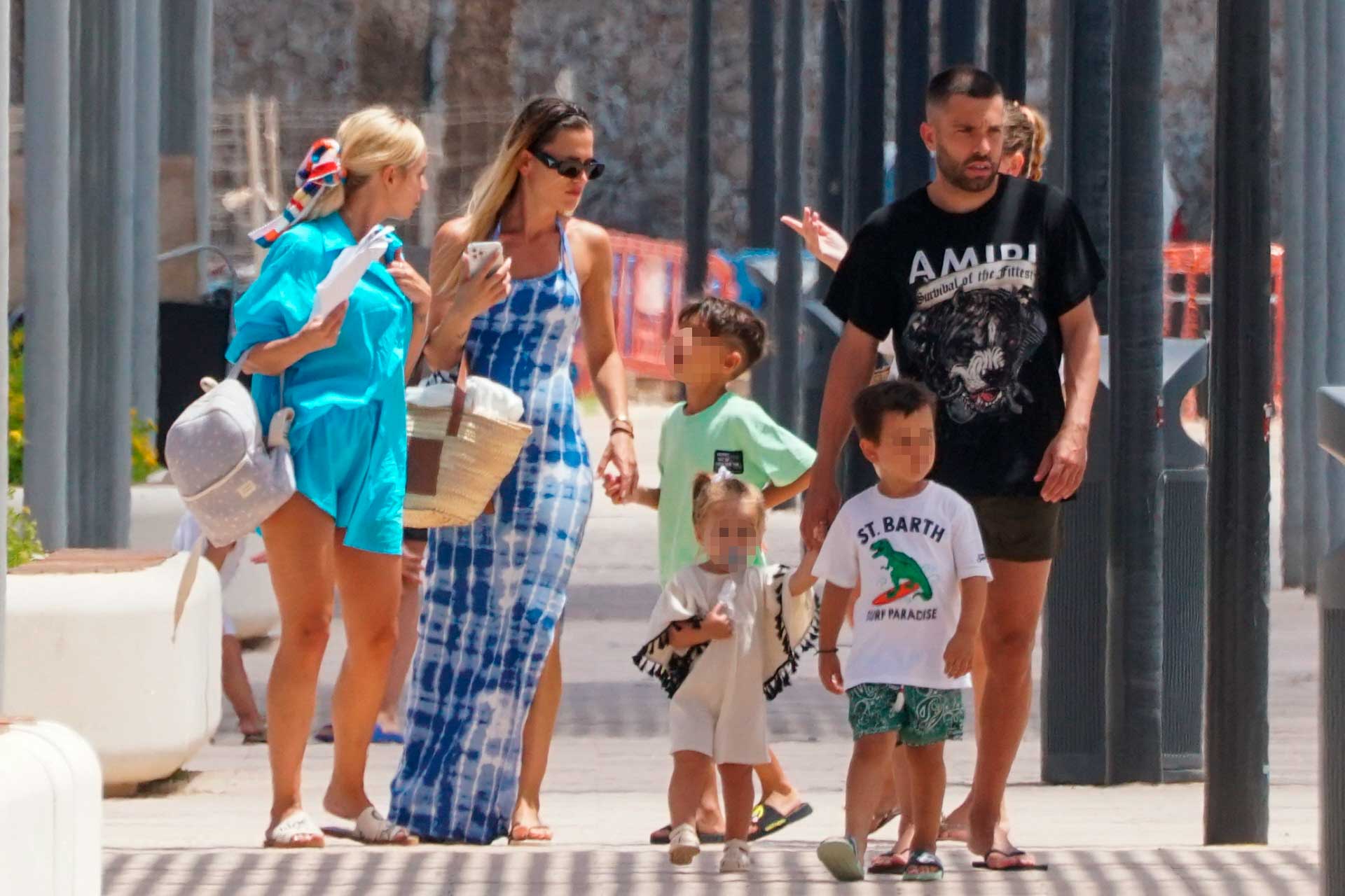 Jordi Alba y su mujer Romarey Ventura con sus hijos