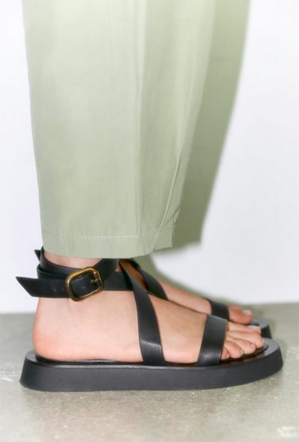 Sandalias negras de Zara con hebilla dorada / Zara