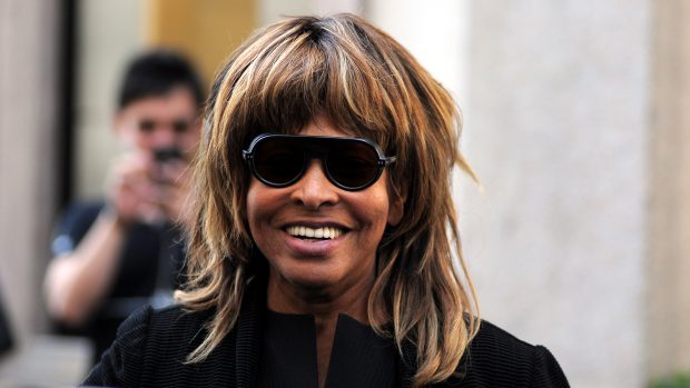 Tina Turner paseando por Milán. / Gtres