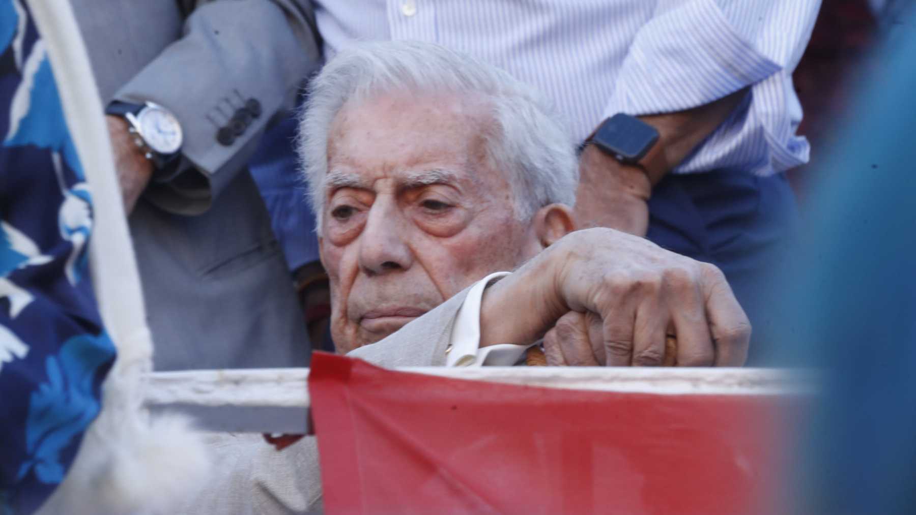 Mario Vargas Llosa en una corrida de toros / Gtres