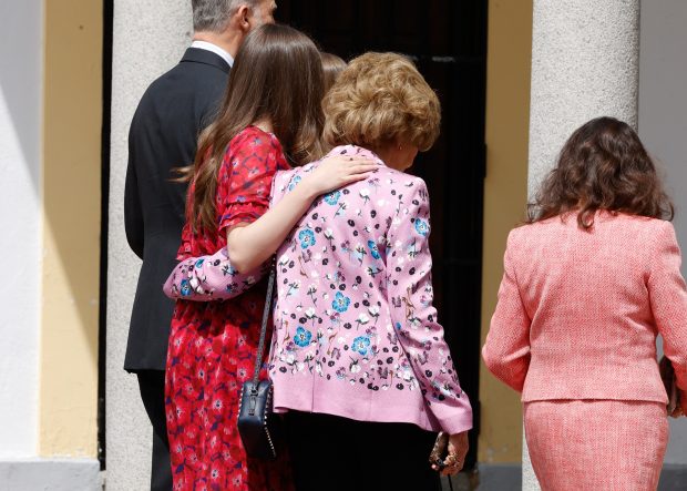 Leonor y su abuela, complicidad en la confirmación de la infanta Sofía / Gtres