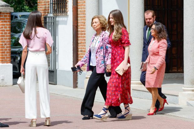 La Princesa Leonor junto a la Reina Sofía en el día de la confirmación de la Infanta Sofía / Gtres