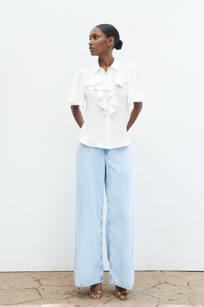 Una camisa blanca con volantes: así es la nueva apuesta de Zara que se está agotando en la web