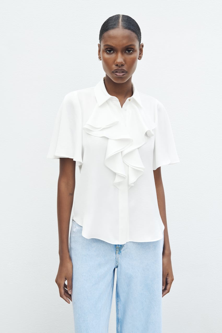 Una camisa blanca con volantes: así es la nueva apuesta de Zara que se está agotando en la web