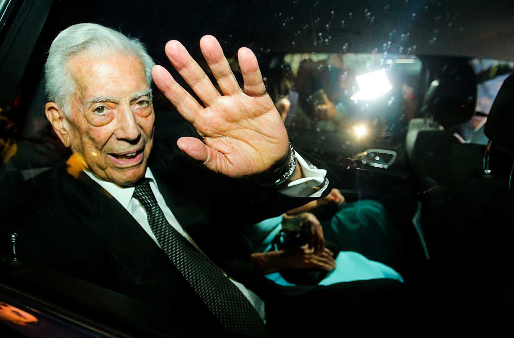 Mario Vargas Llosa en un coche / Gtres