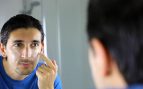 Hombre aplicándose crema facial/ Gtres