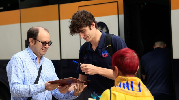 Pablo Urdangarin firmando un autógrafo a unos fans / Gtres
