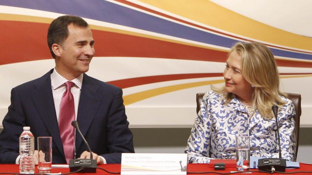 La sorprendente imagen que refleja la buena sintonía entre el Rey Felipe y Hillary Clinton