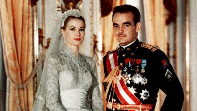 Grace Kelly y Rainiero de Mónaco en su boda. / Gtres