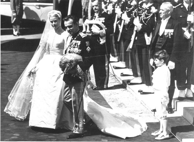 Grace Kelly y Rainiero de Mónaco en su boda. / Gtres