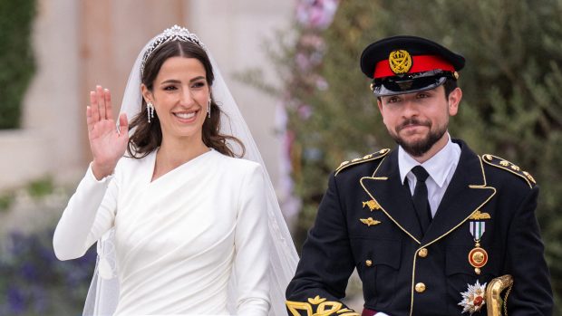 El príncipe Hussein de Jordania y Rajwa Al Saif en su boda. / Gtres