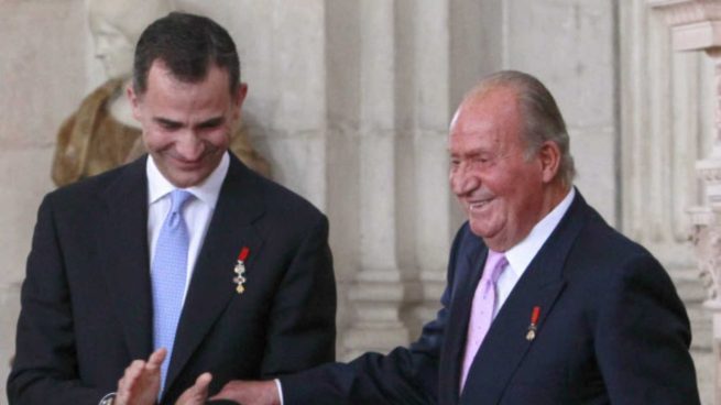 Juan Carlos I y el Rey Felipe VI en el día de la abdicación del emérito / Gtres