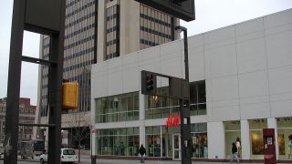 H&M arrasa con el vestido de canalé que sienta bien a todas