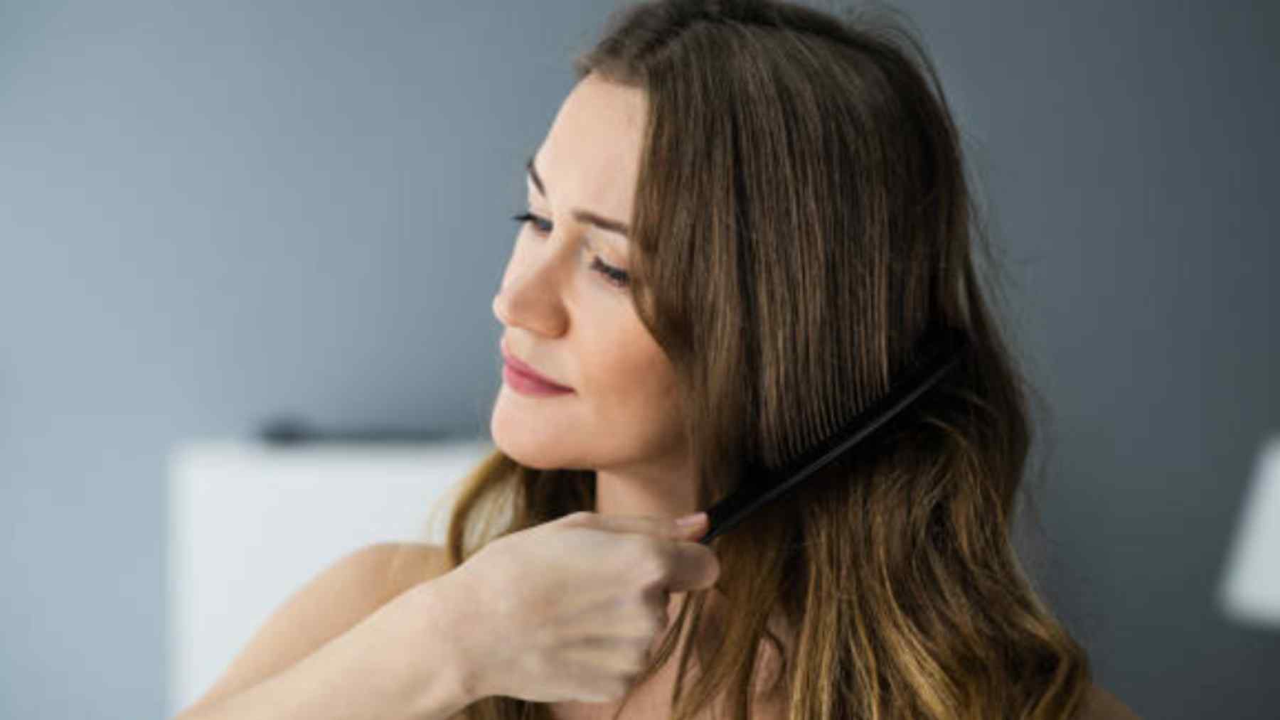 El aviso de un peluquero sobre el error más común al lavarse el pelo y todas lo hacen: El champú no lava