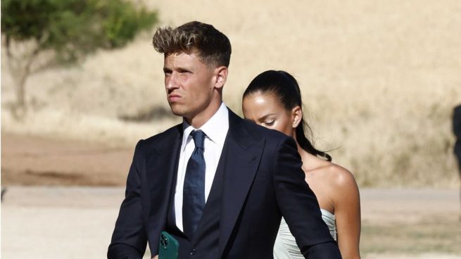 Marcos Llorente y su novia en una boda / Gtres