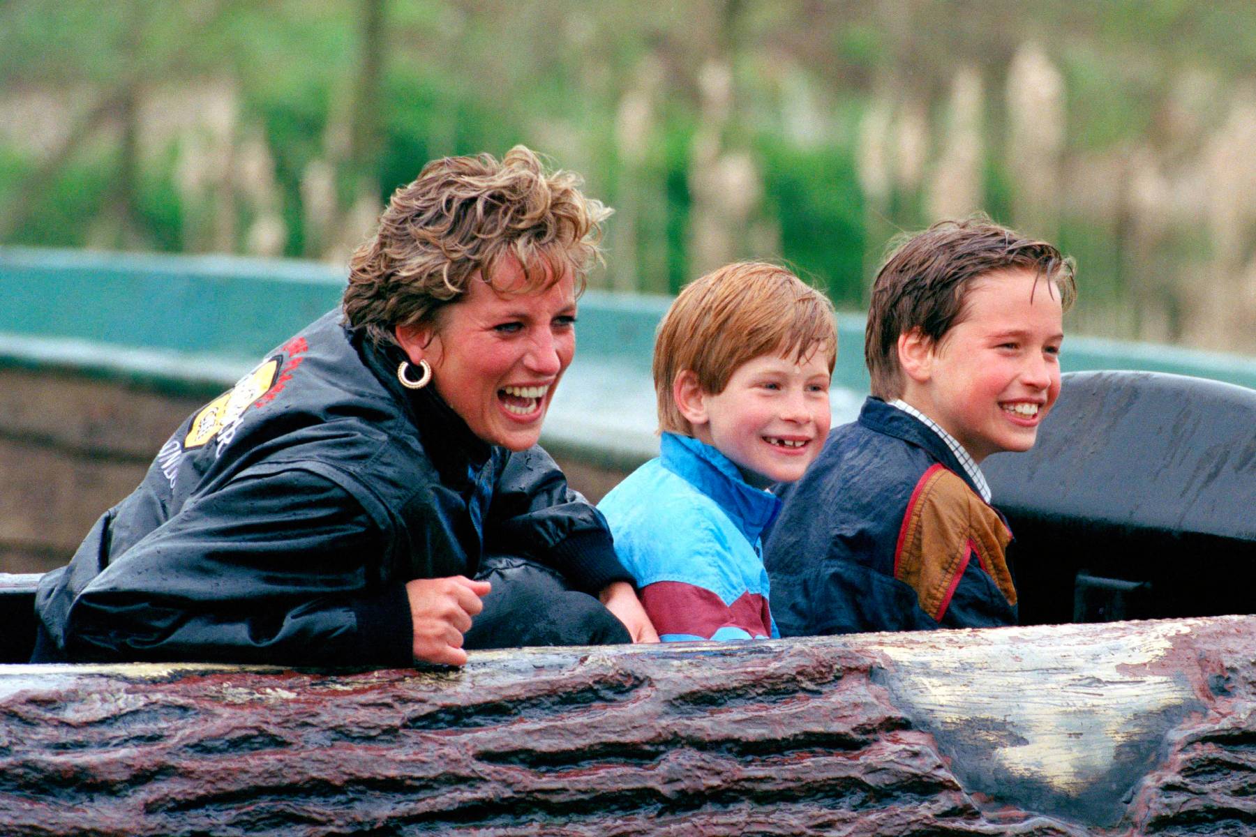 Diana de Gales con sus dos hijos, los príncipes Harry y William/ Gtres