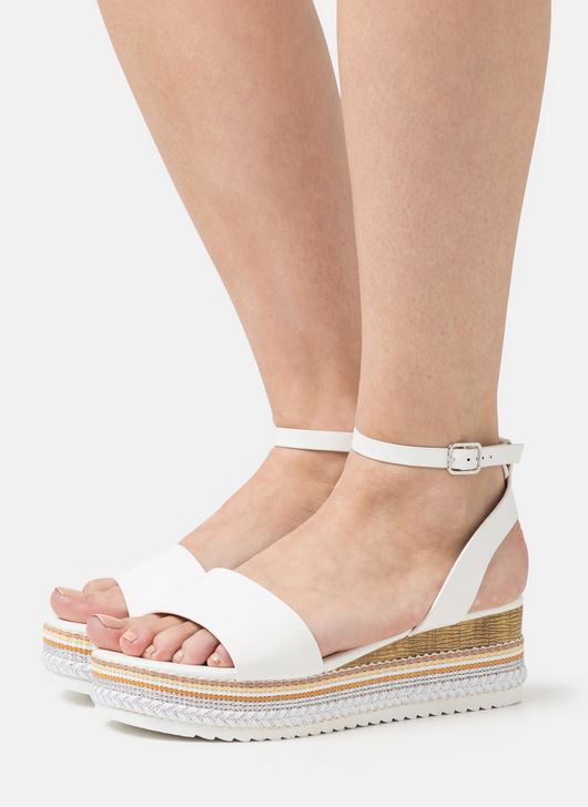 Estas sandalias con plataforma para vestir están siendo una locura en la web de Zalando