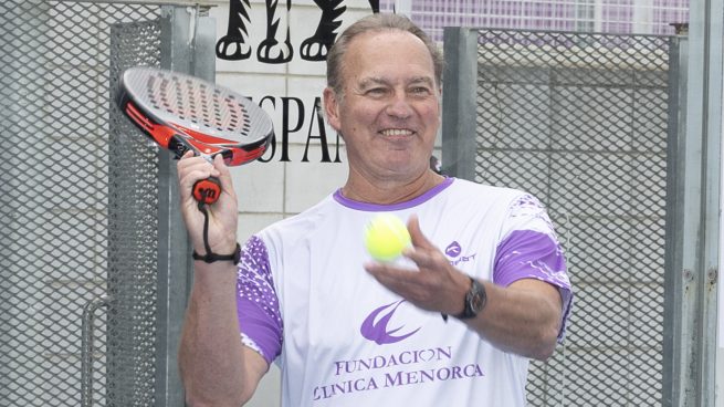 Bertín Osborne jugando en un torneo benéfico de pádel por la fundación Clínica Menorca. / Gtres