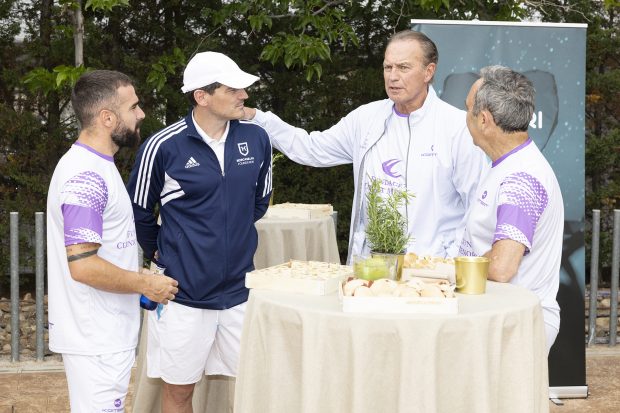 Bertín Osborne, Dani Carvajal e Iker Casillas jugando en un torneo benéfico de pádel por la fundación Clínica Menorca. / Gtres