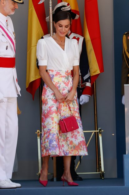 La Reina Letizia en el Día de las Fuerzas Armadas en Granada. / Gtres