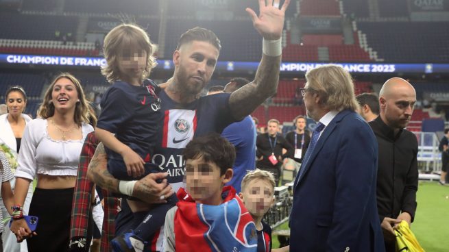 Sergio Ramos y sus hijos, en la despedida con el PSG / Gtres