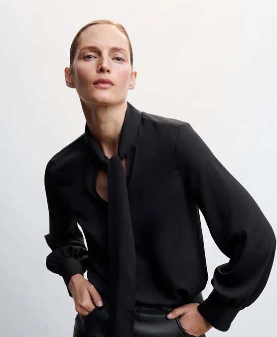 Una blusa fluida con lazo: así es la camisa negra de Zara que pega con todo