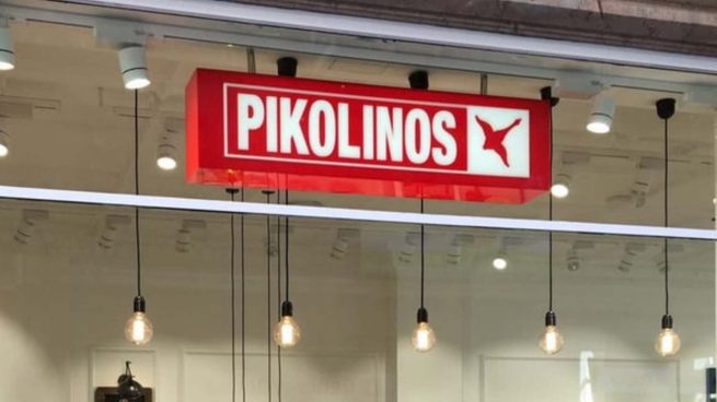 Cuñas bajas con tiras doradas: la nueva apuesta de Pikolinos para el verano