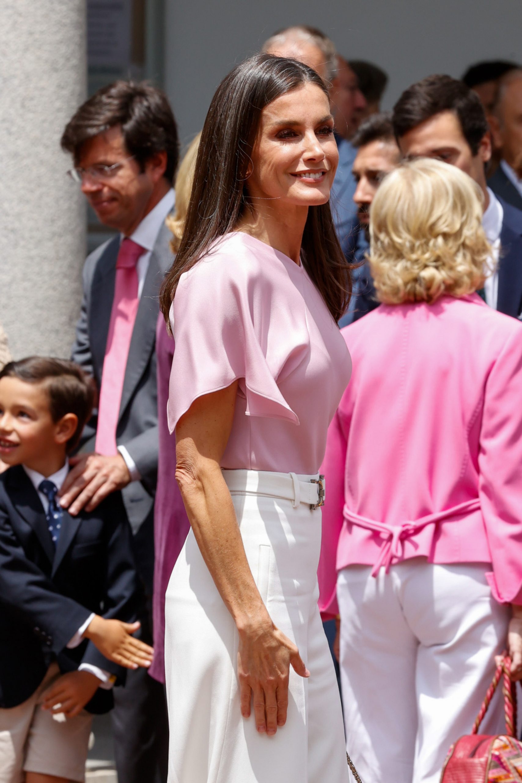 La Reina Letizia con una blusa rosa / Gtres