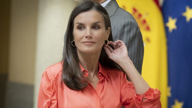 La Reina Letizia con una blusa naranja / Gtres