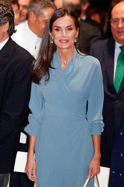 La Reina Letizia recupera su vestido más versátil de Adolfo Domínguez para un look working en clave lady