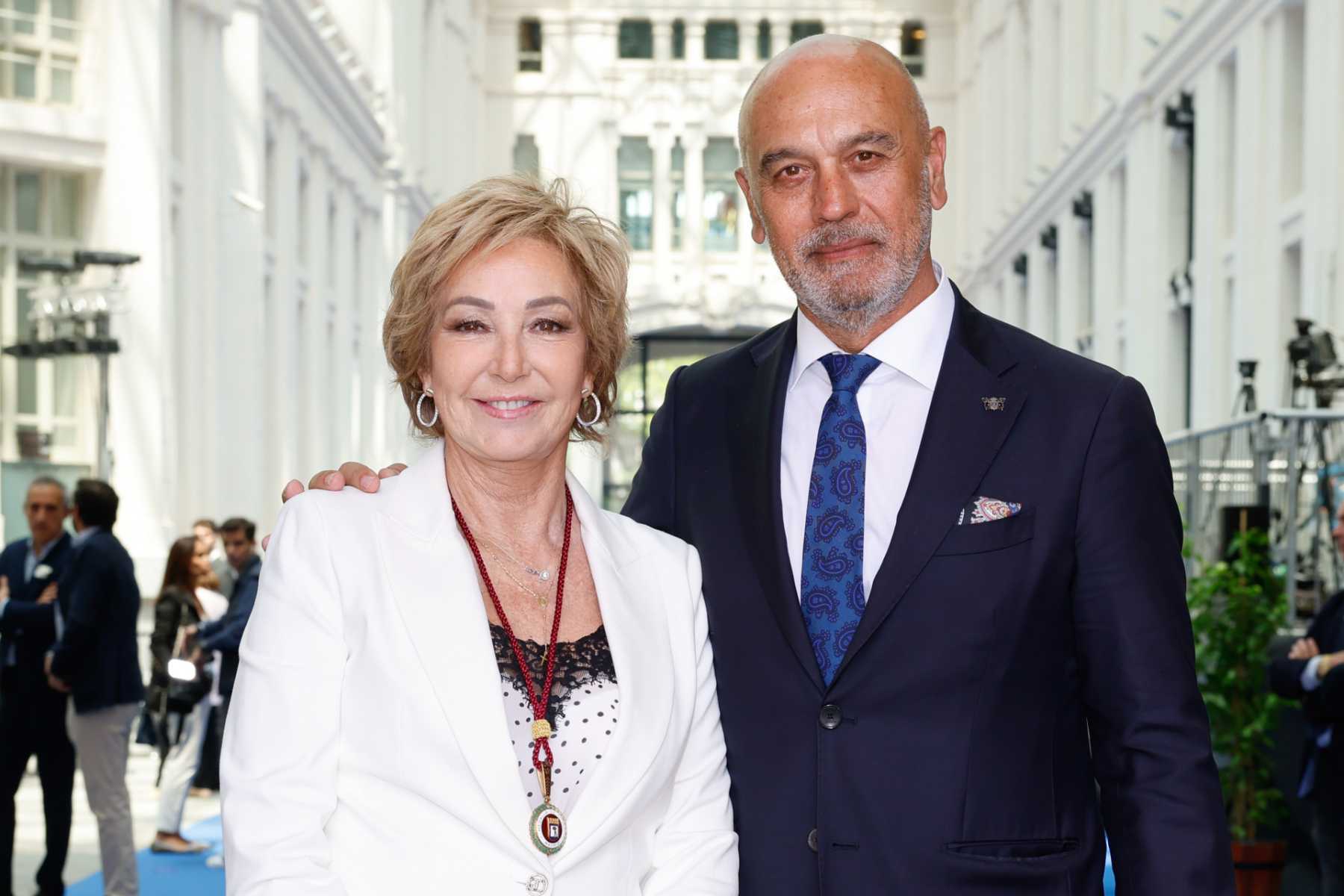 Ana Rosa Quintana y su marido, Juan Muñoz, en un evento / Gtres