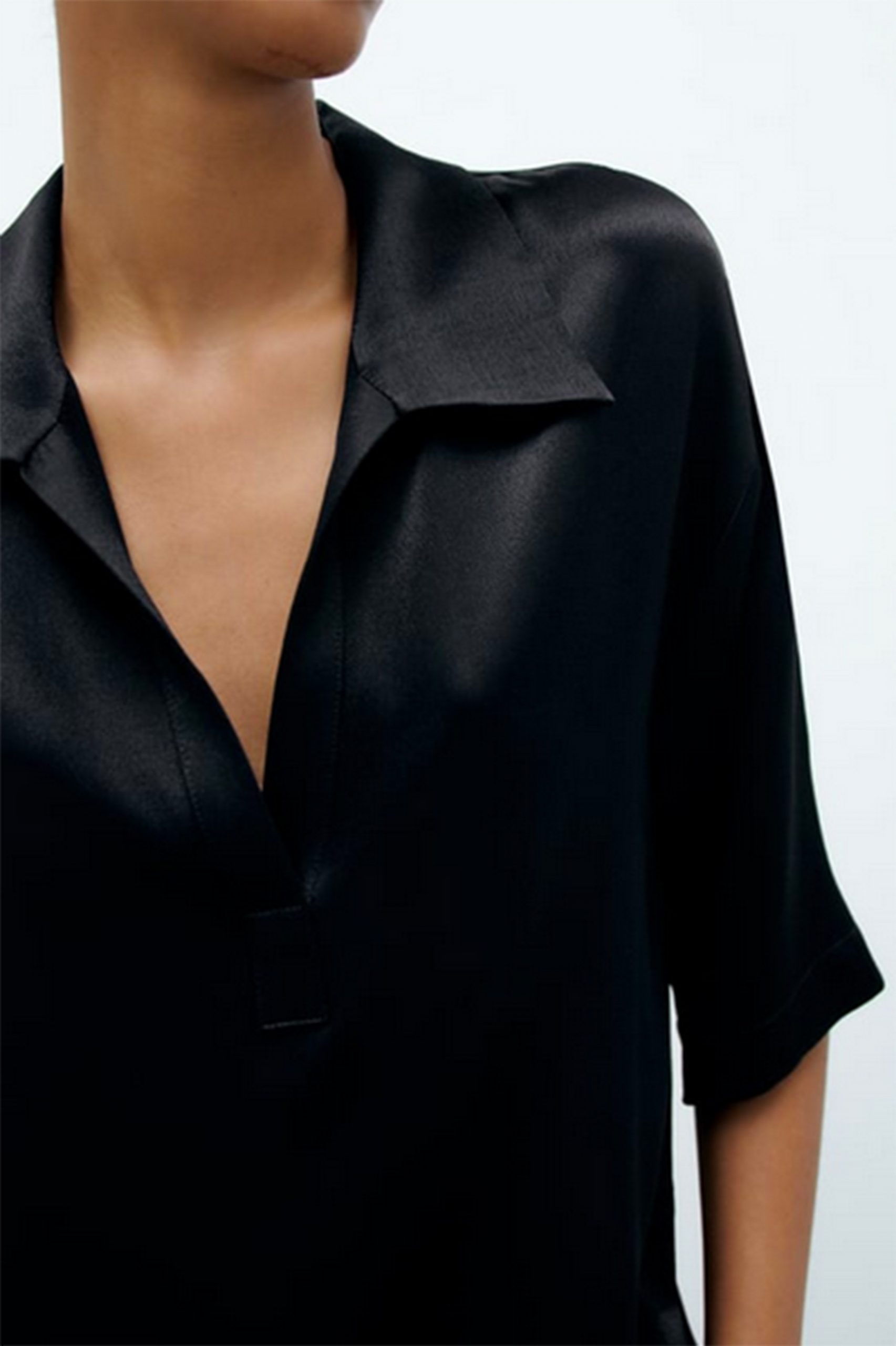 camisa negra satinada zara
