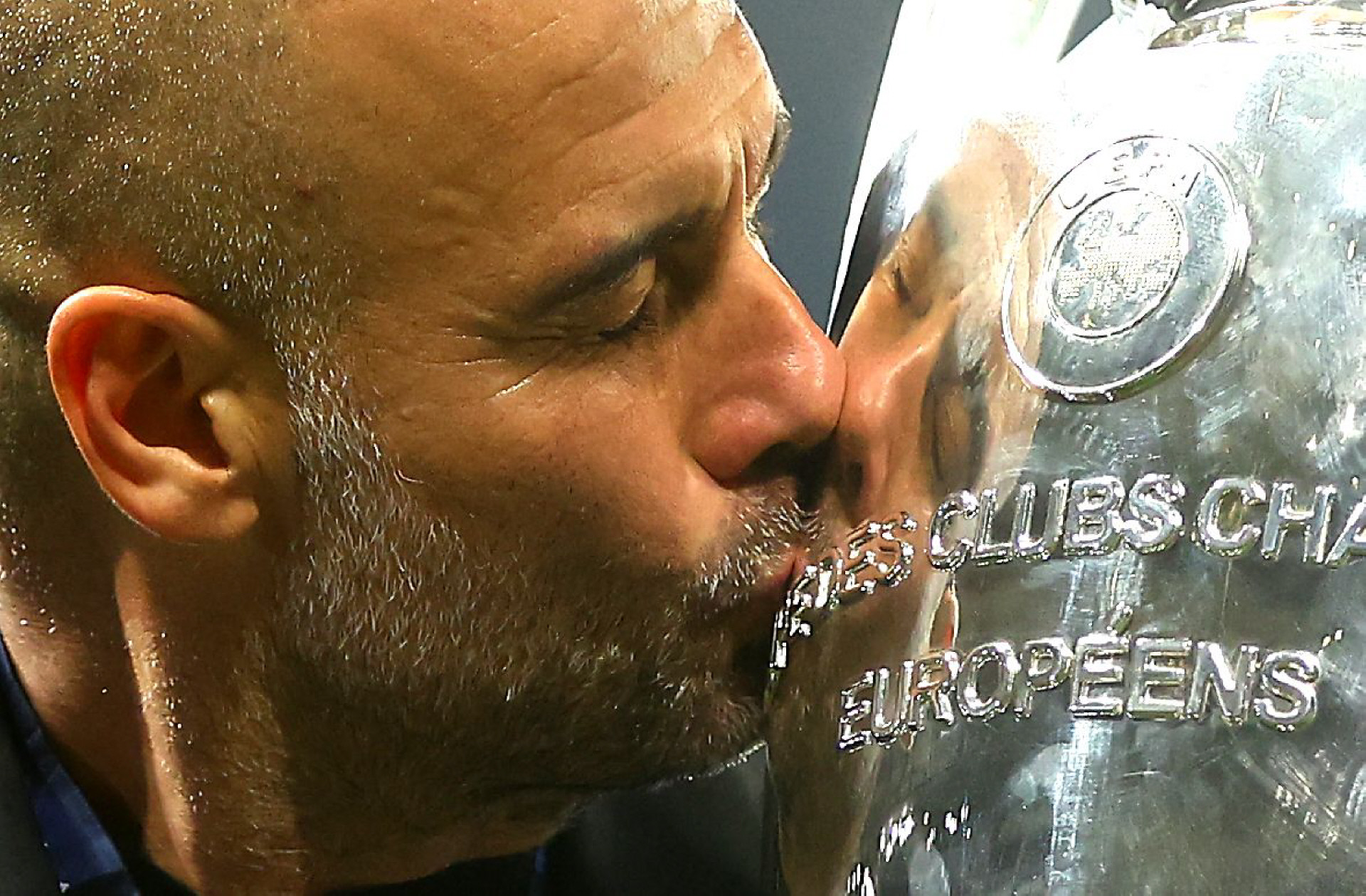 Pep Guardiola besa la Champions League conseguida con el Manchester City