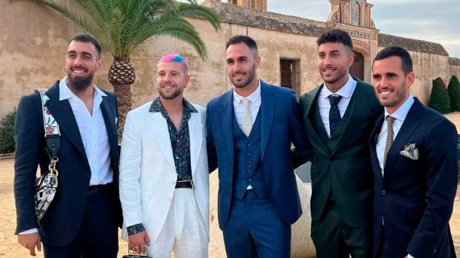 Borja Iglesias, Aitor Ruibal y más jugadores del Betis, en una boda