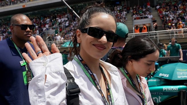 Rosalía saludando en Montmeló. / Gtres