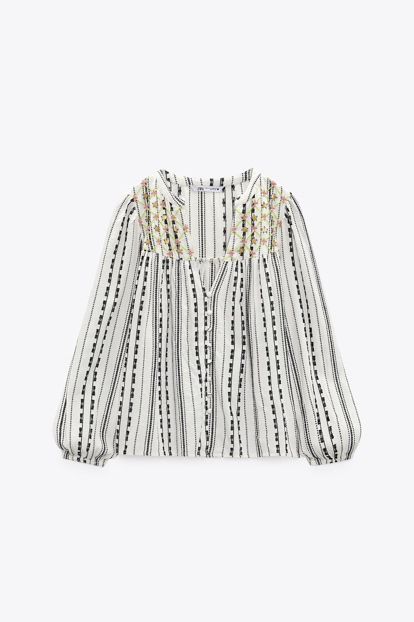Blanca con bordados: así es la mejor camisa que Zara tiene en su web