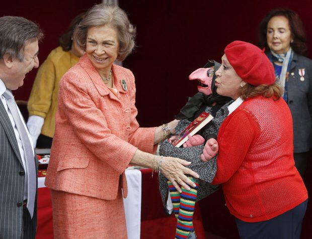 Mari Carmen y sus muñecos con la Reina Sofía. / Gtres