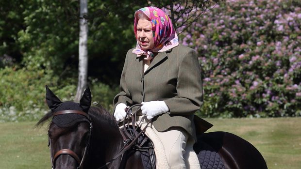 La Reina Isabel subida a un pony en Balmoral. / Gtres
