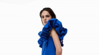 Todo el mundo habla de este vestido azul: es de Sfera y cuesta muy poco