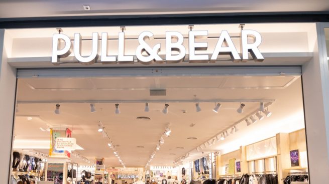 Largo y satinado: Pull&Bear lanza su colección más elegante con este vestido morado
