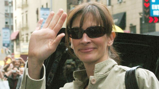 Julia Roberts saludando con gafas de sol. / Gtres