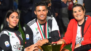 Georgina Rodríguez, Cristiano Ronaldo y Dolores Aveiro celebrando un título de la Juventus. / Gtres