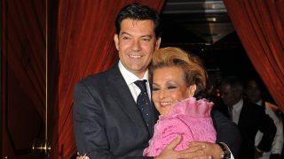 Carmen Sevilla abrazada a su hijo, Augusto Algueró. / Gtres