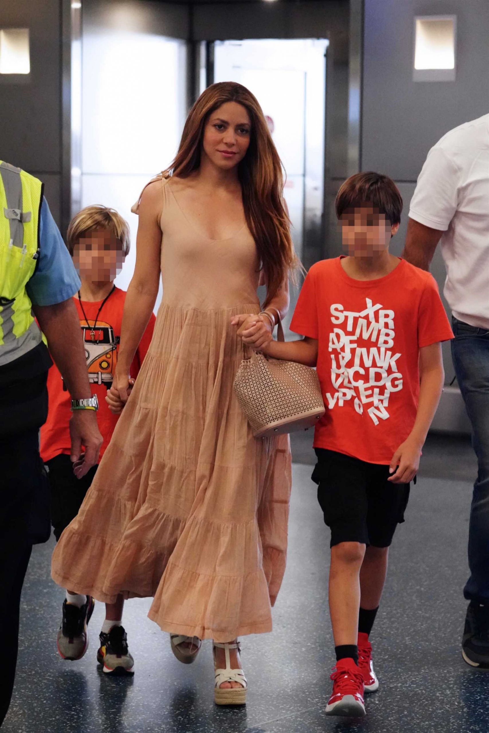 Shakira junto a sus dos hijos en el aeropuerto / Gtres