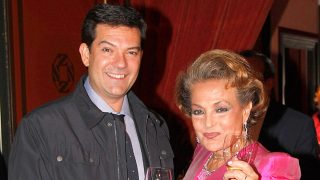 Carmen Sevilla junto a su hijo, Augusto Algueró durante la celebración de su 80º cumpleaños/ Gtres