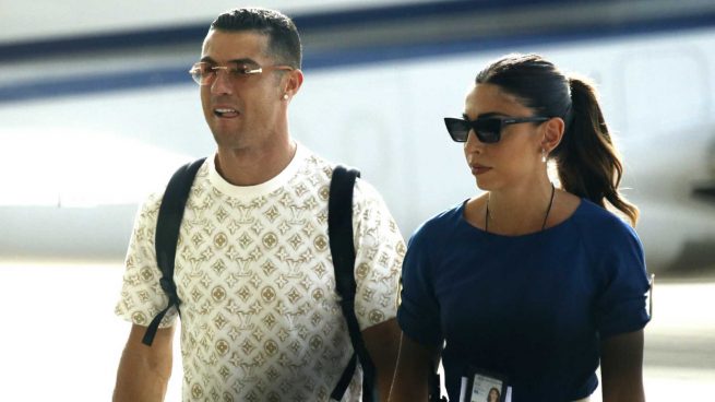 Cristiano Ronaldo y Georgina Rodríguez en el aeropuerto / Gtres
